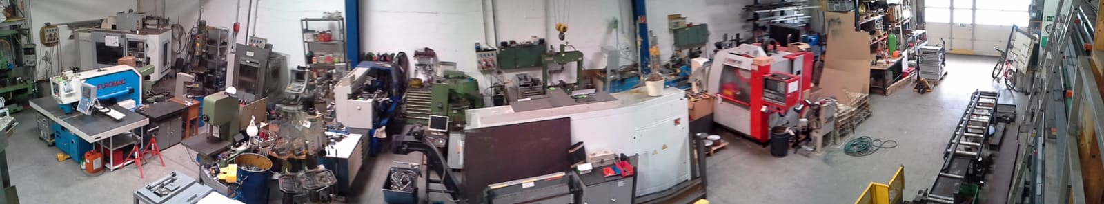 Produktionshalle mit Maschinenpark